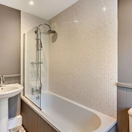 3 Bed In Richmond 91351 Easby